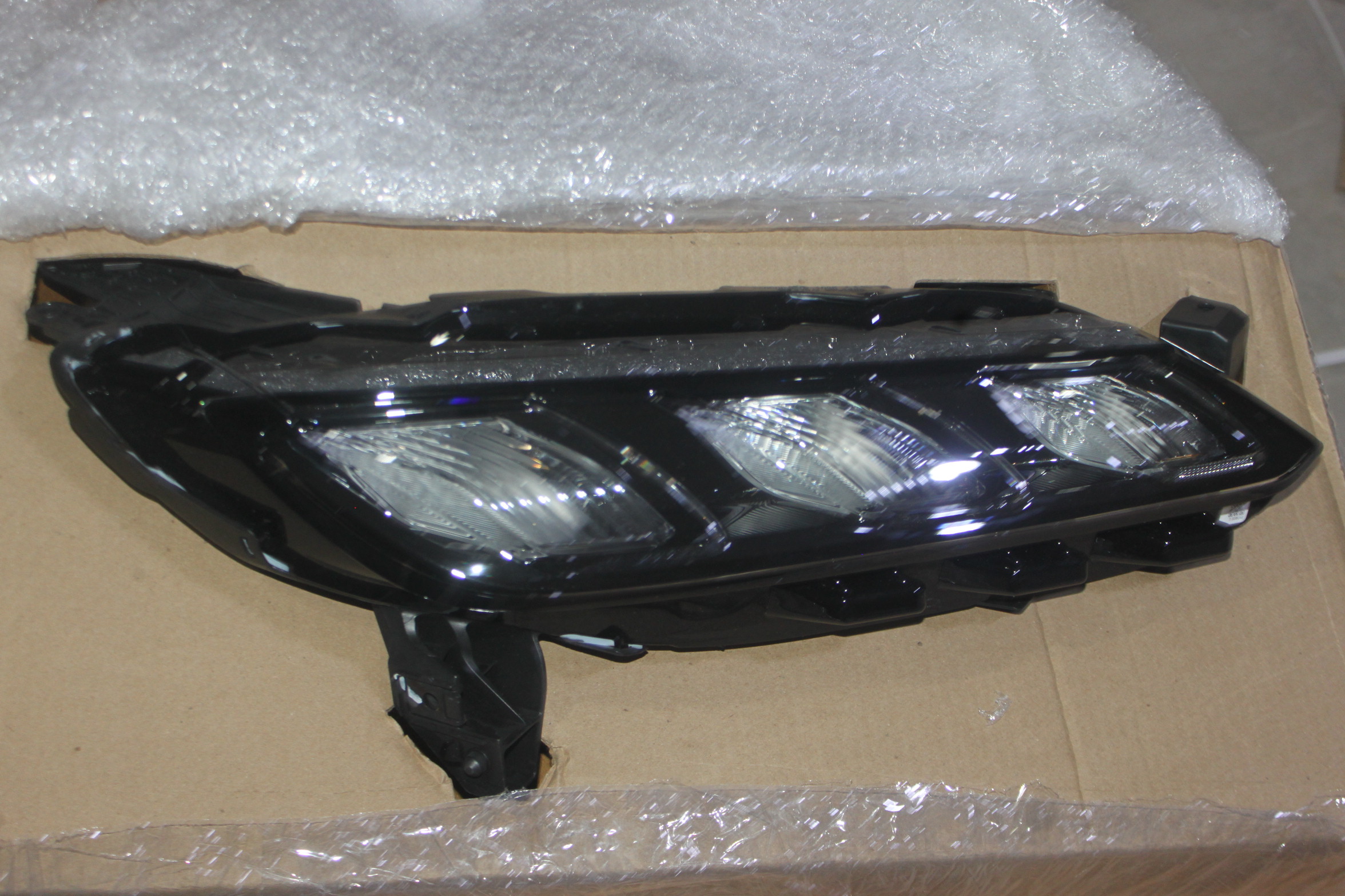 PEIGNE D’ÉCLAIRAGE FRONTAL DEVANT DROIT SUZUKI GRAND VITARA 2022+NOW | HEAD LIGHT COMB FR RH