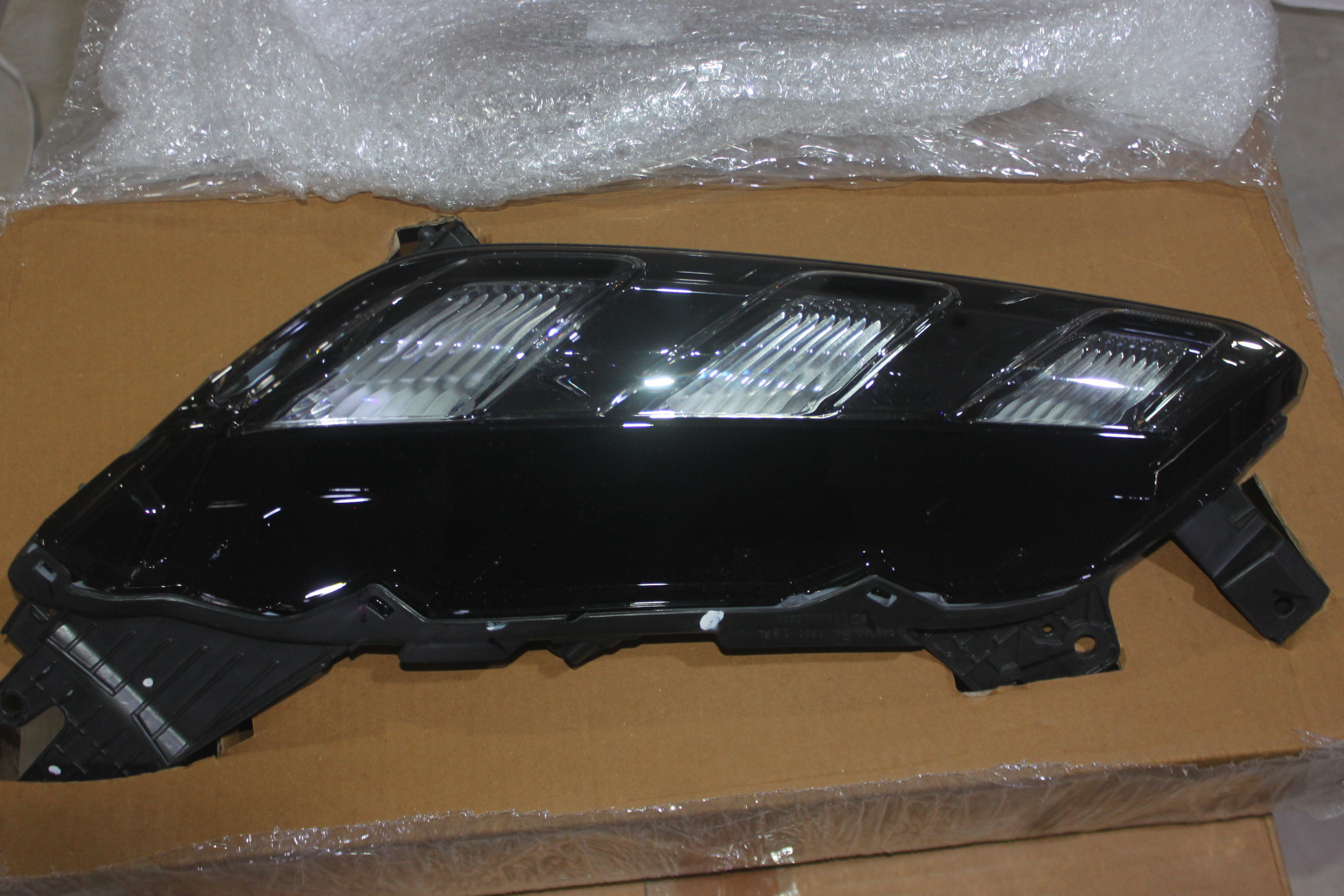 PEIGNE D’ÉCLAIRAGE FRONTAL DEVANT GAUCHE SUZUKI GRAND VITARA 2022+NOW | HEAD LIGHT COMB FR LH